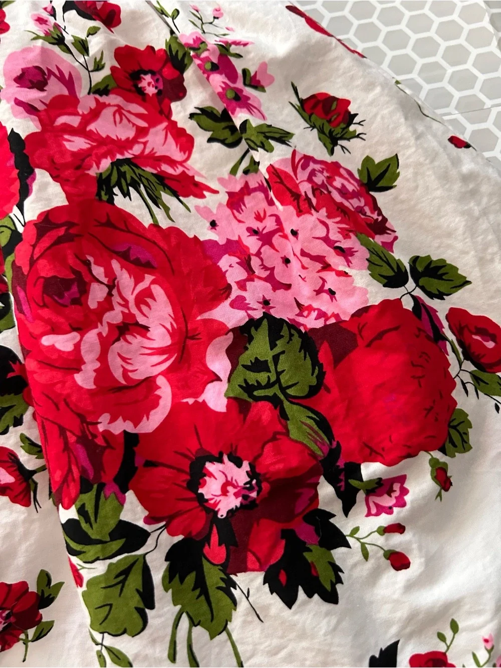 Sunny Fashion White Floral Dress Red Rose Print Butterfly Accents. Size 4/5